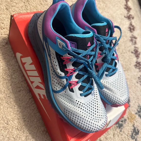Nike React Pegasus Trail 4 SE Women's Blue and Pink Running Shoes - Picture 1 of 4